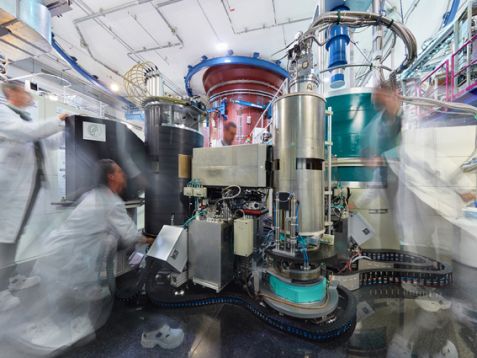 Instrument scientist Dr. Thomas Keller (left) conducted the neutron measurements at TRISP at -240°C. © Bernhard Ludewig TRISP